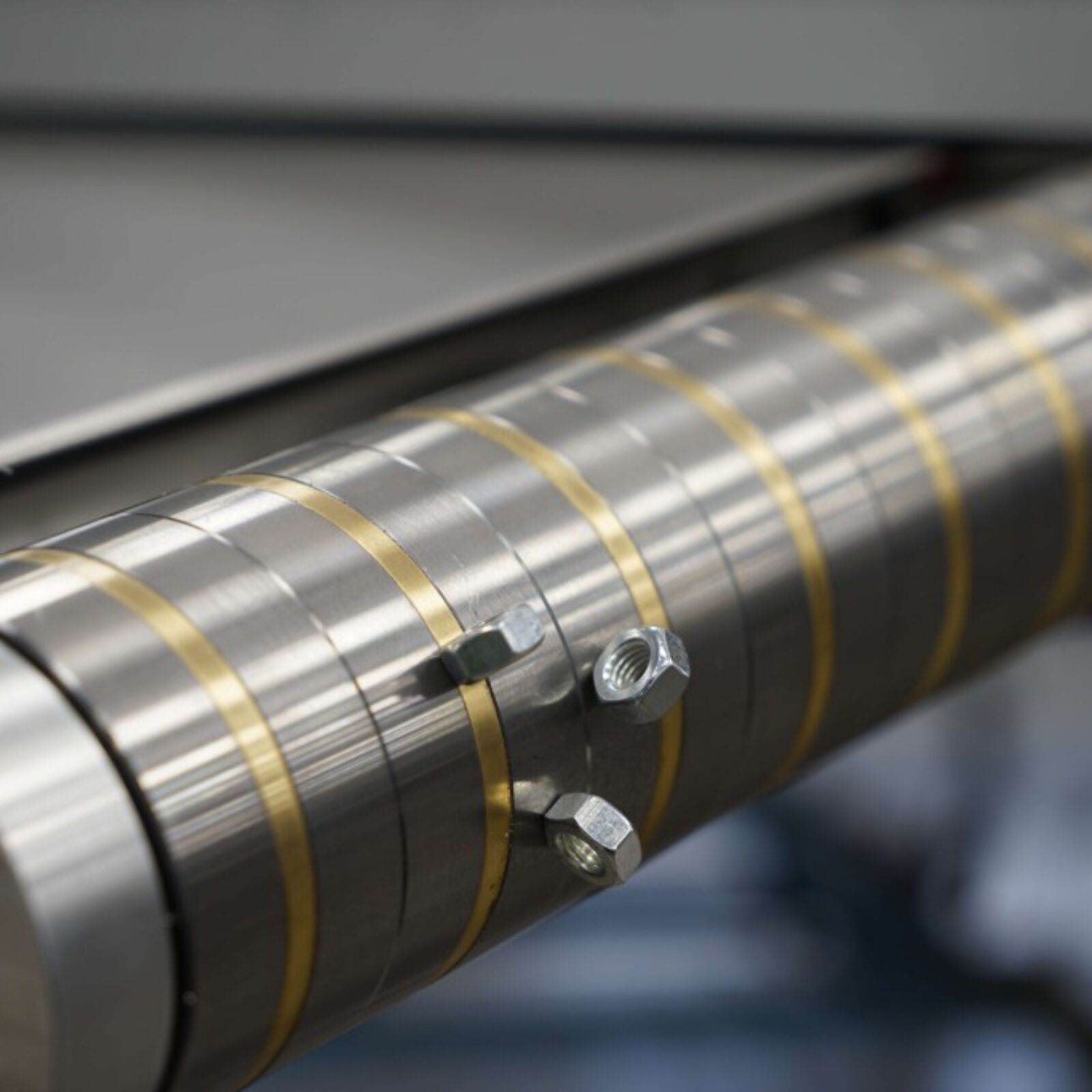 Magnetic conveyor belt drive roller