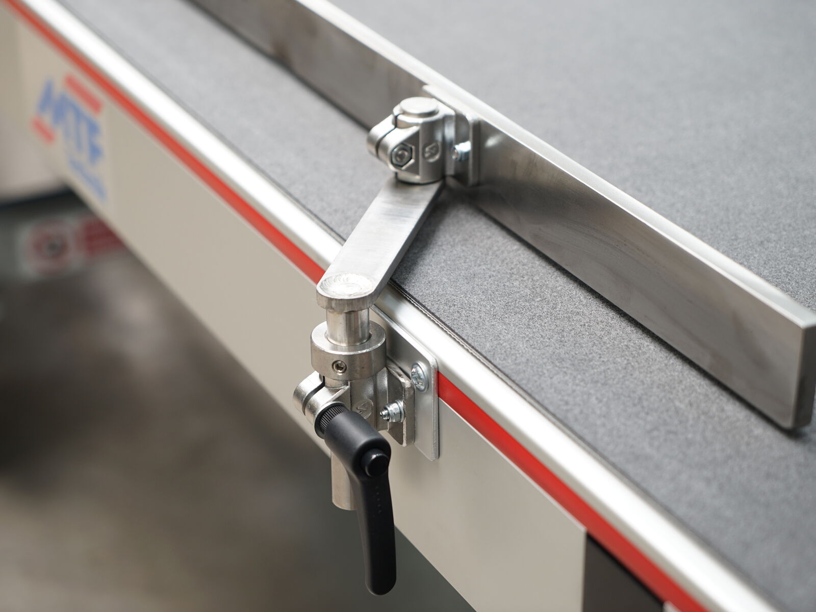 Adjustable lateral guidings - Picture 01