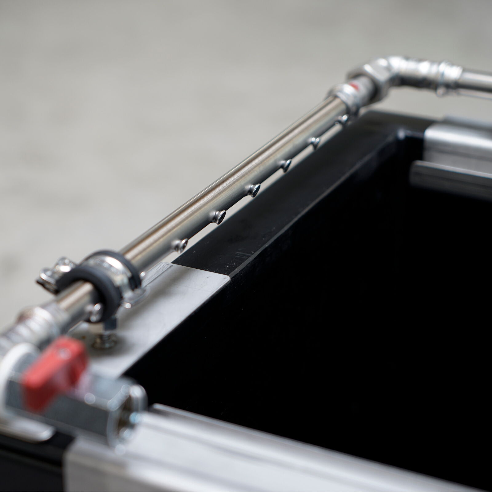 Jet pipes for water conveyor belts