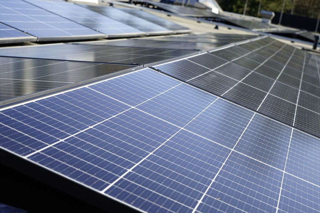 Photovoltaik-Anlage des Firmengebäudes in Betrieb (1027) | Vorschaubild