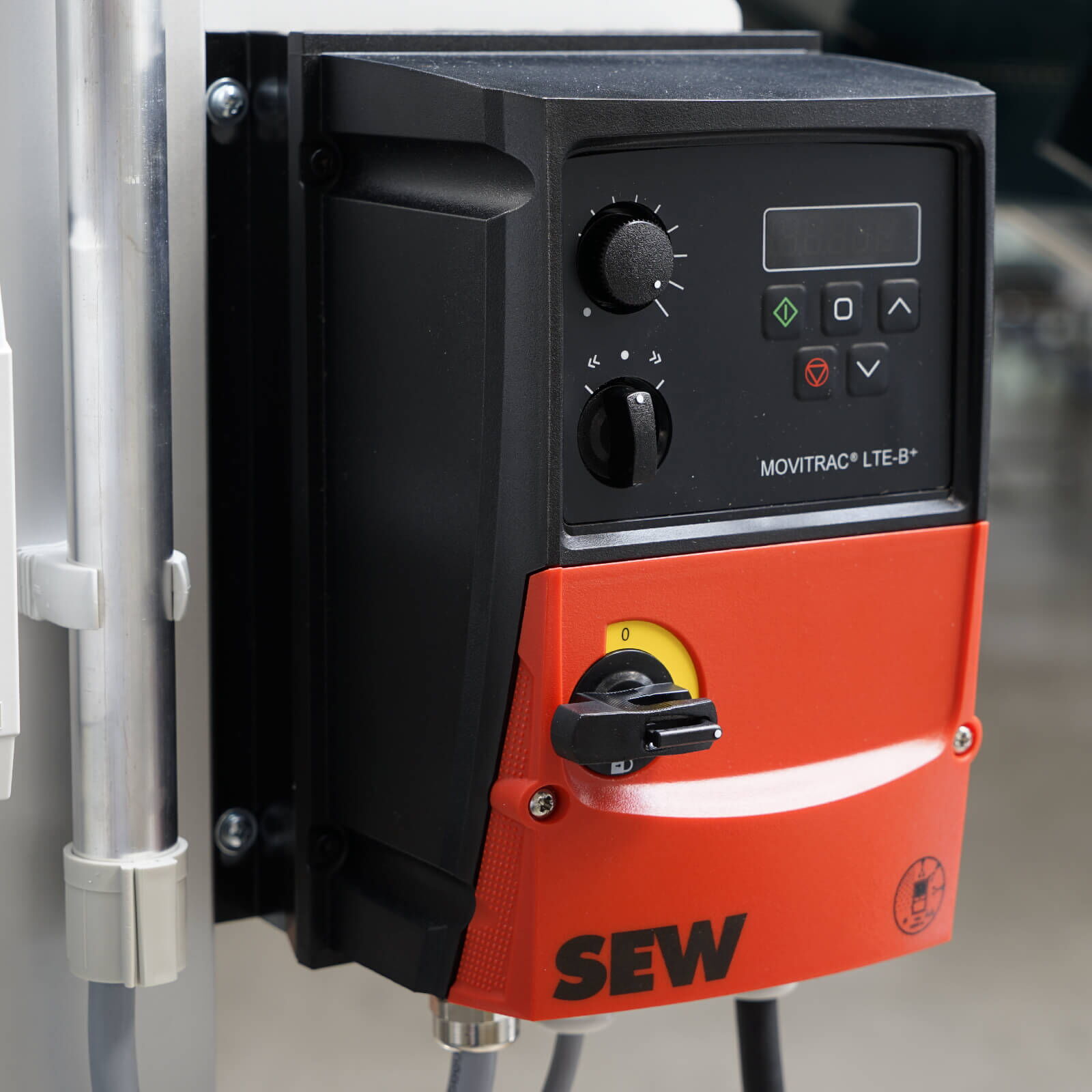 Frequency converter as accessory for controlling the belt speed