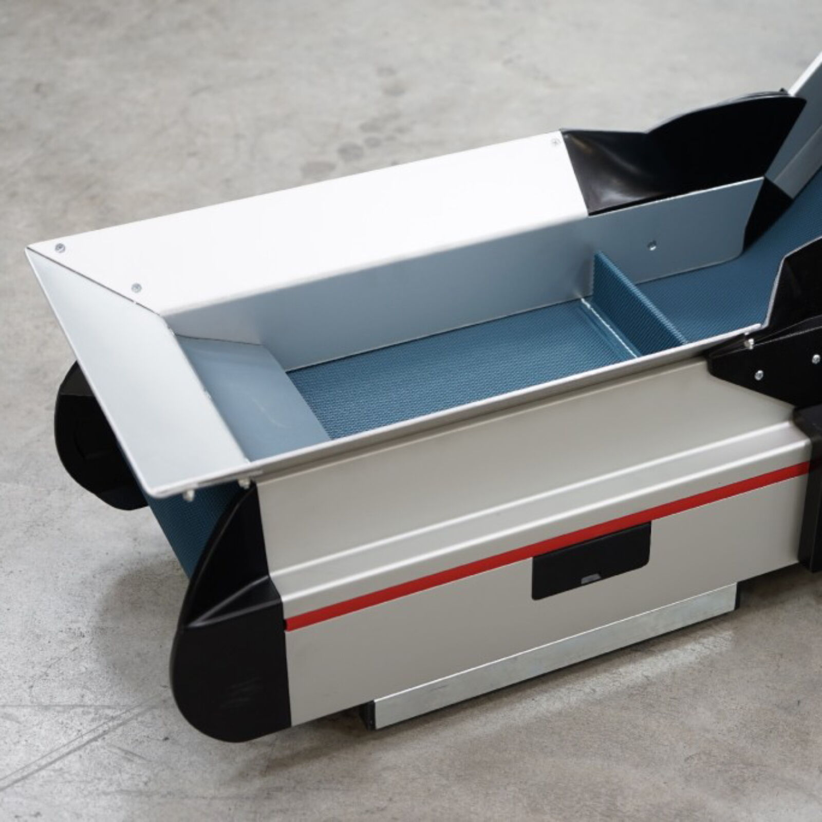 Cleat protection skids for the conveyor belt