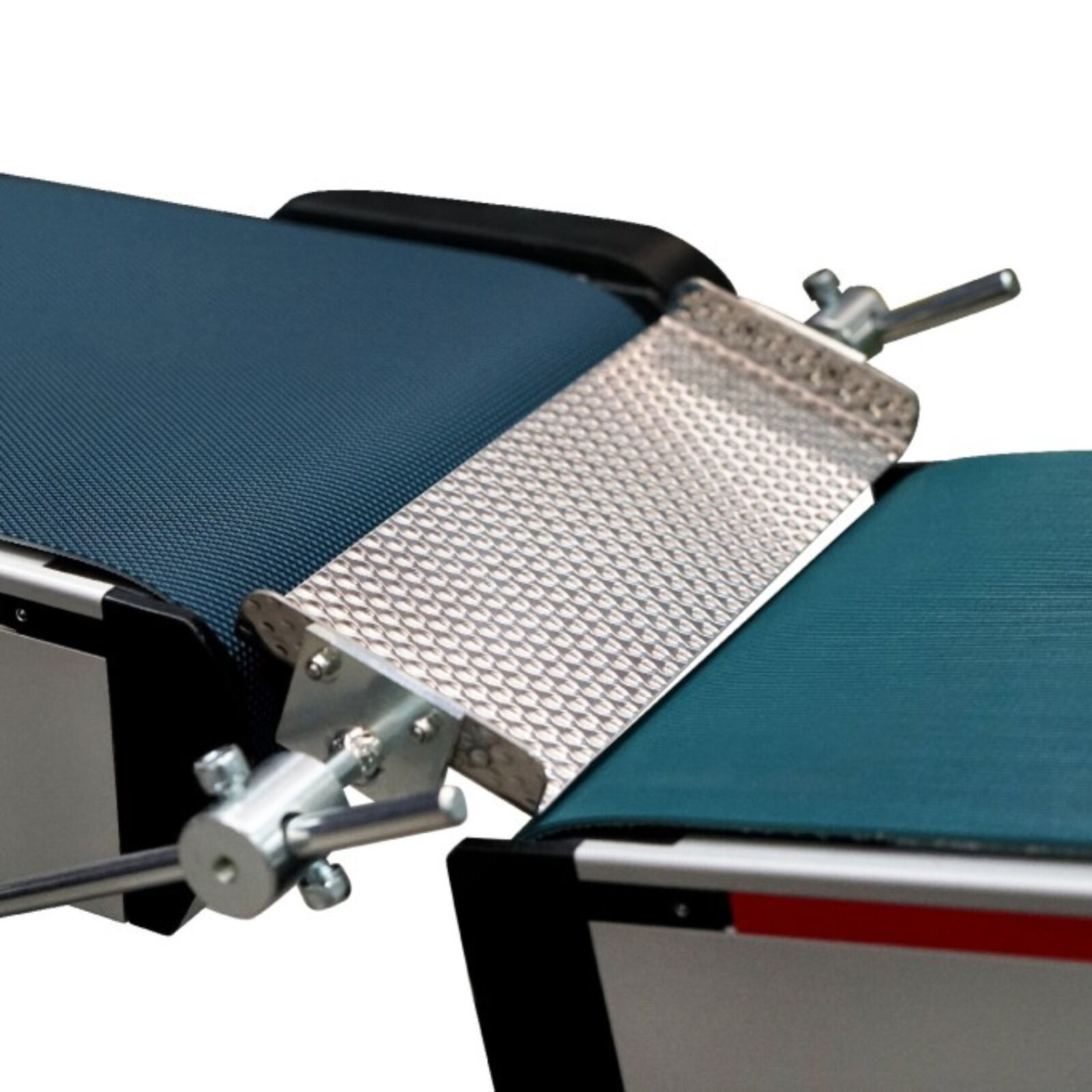 Transfer chute for transferring small parts between conveyor belts