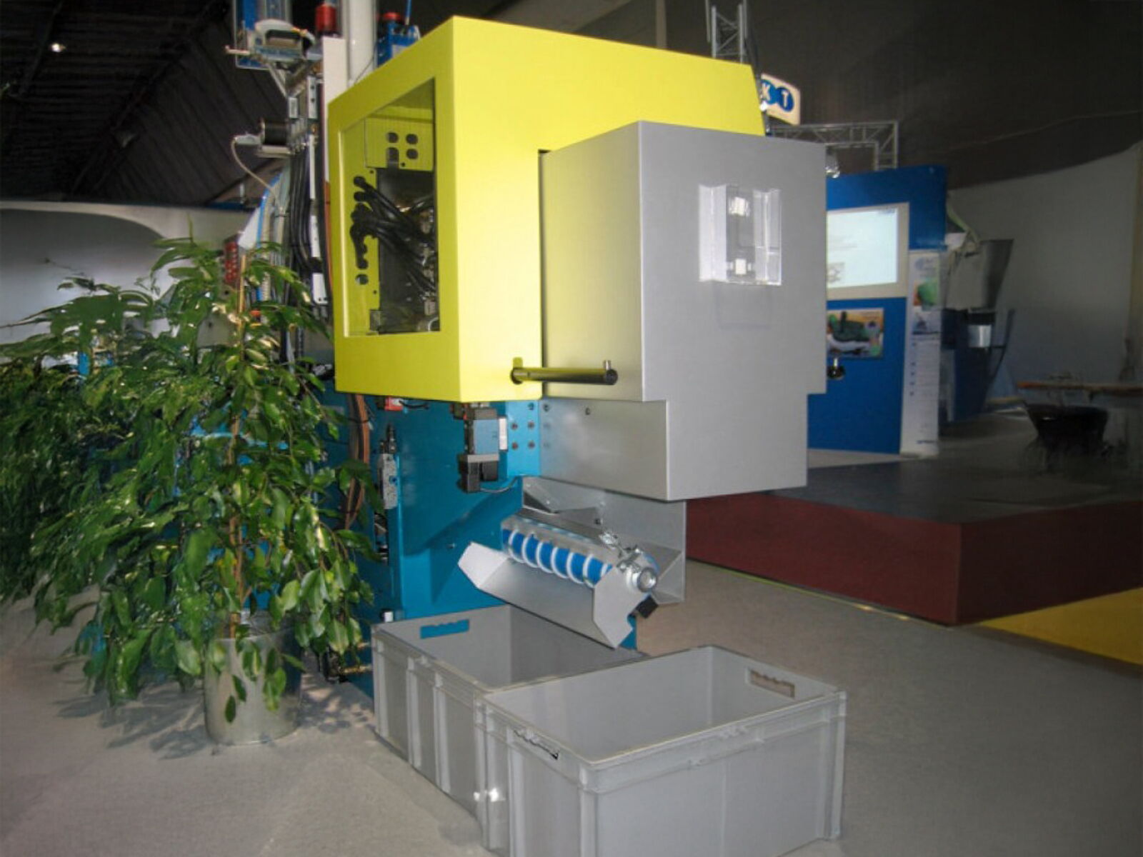 Integrierter Schneckenseparator im Maschinenschacht für die Separation von Kunststoffteilen an der Spritzgießmaschine