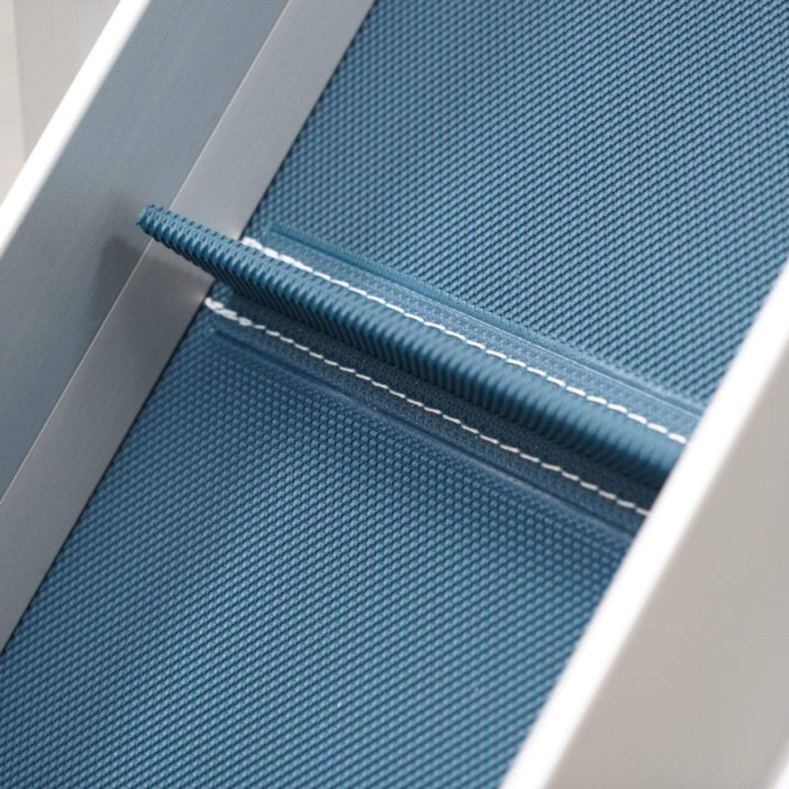 Conveyor belt with sewed-up transporting cleats