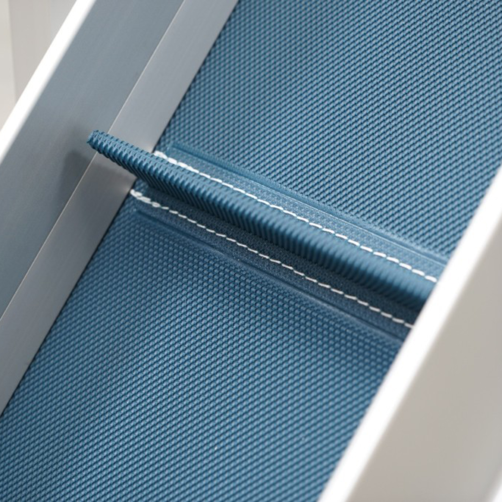 Conveyor belt with sewed-up transporting cleats